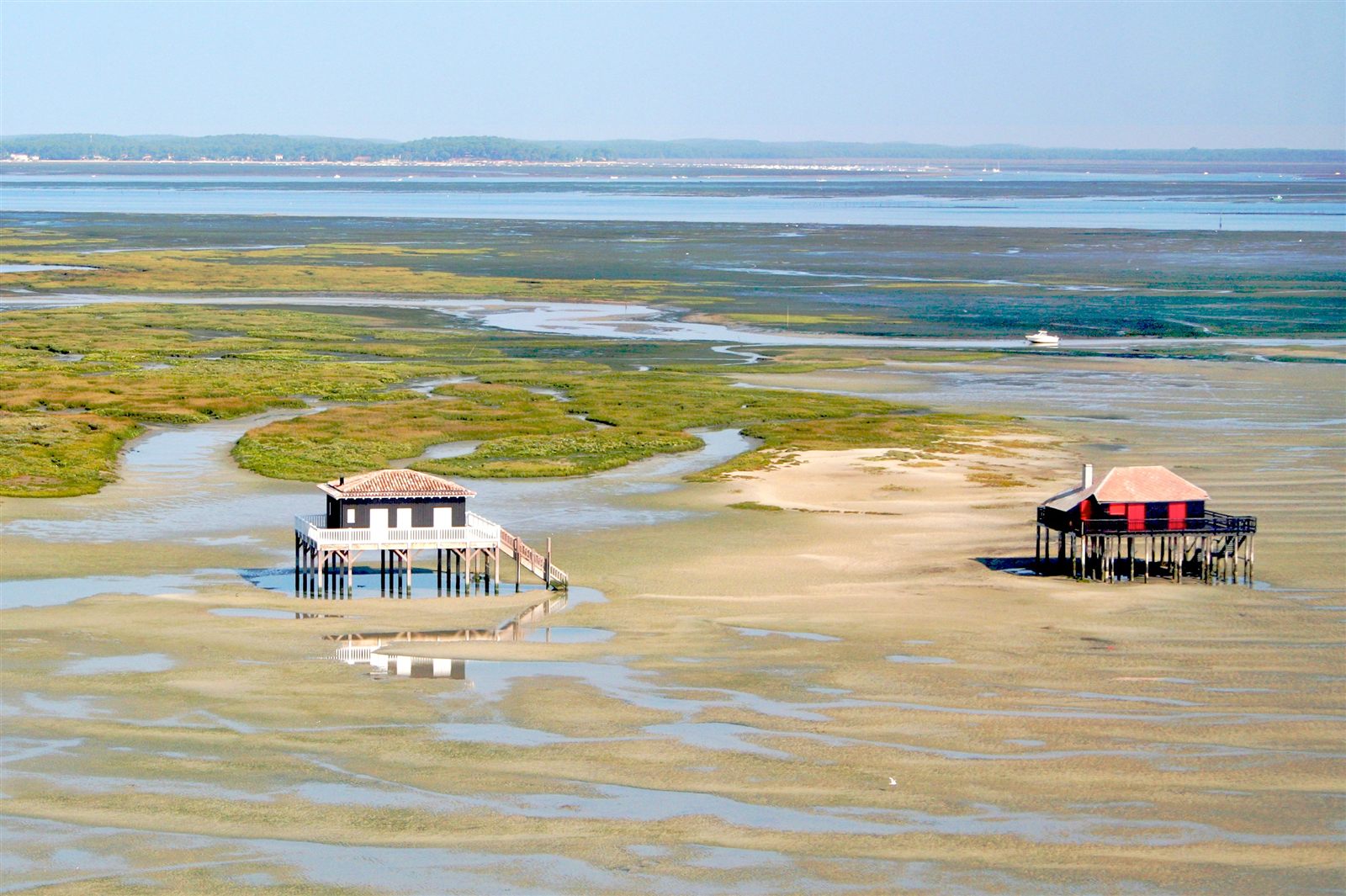 Cabanes tchanquées à marée basse sur le Bassin d'Arcachon