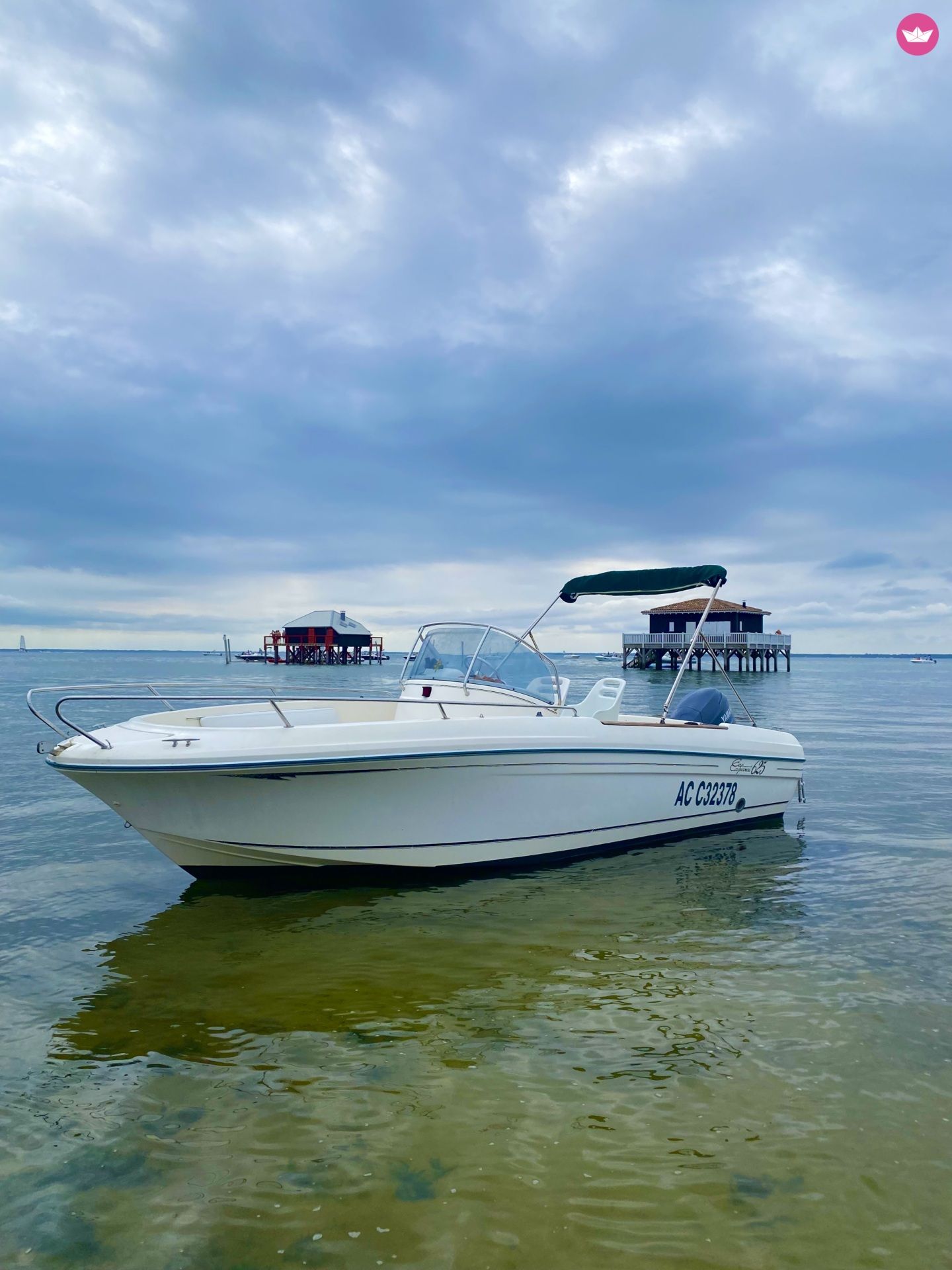 Jeanneau Cap Camarat 6.25 amarré sur le Bassin d'Arcachon, cabanes tchanquées en arrière-plan